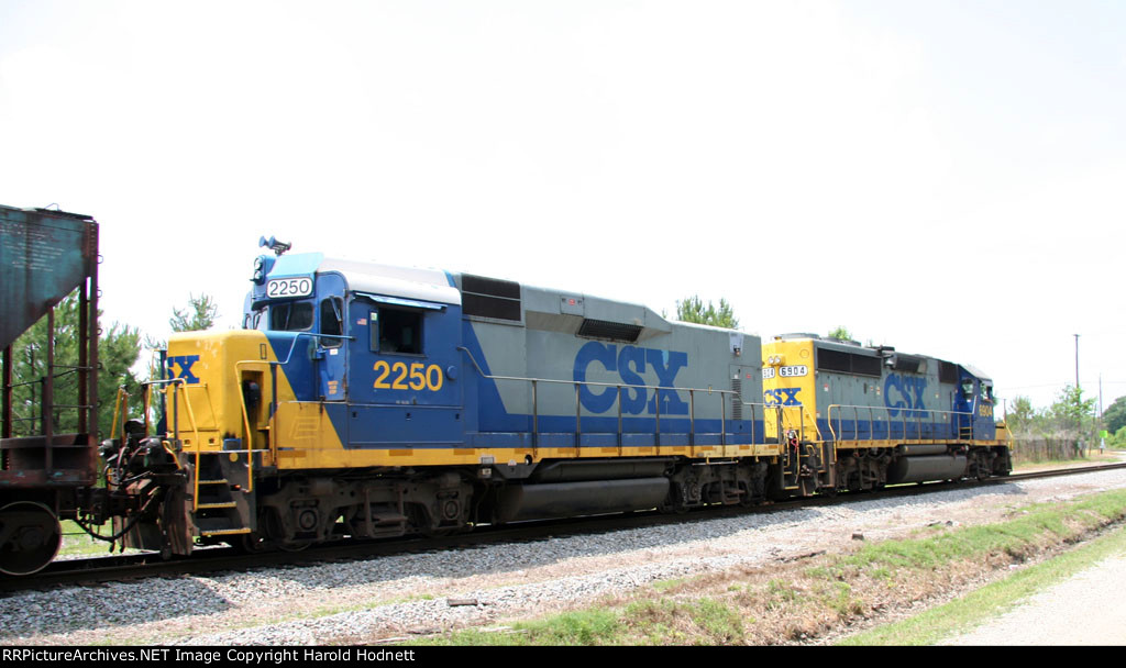CSX 2250 & 6904 lead a train towards the yard